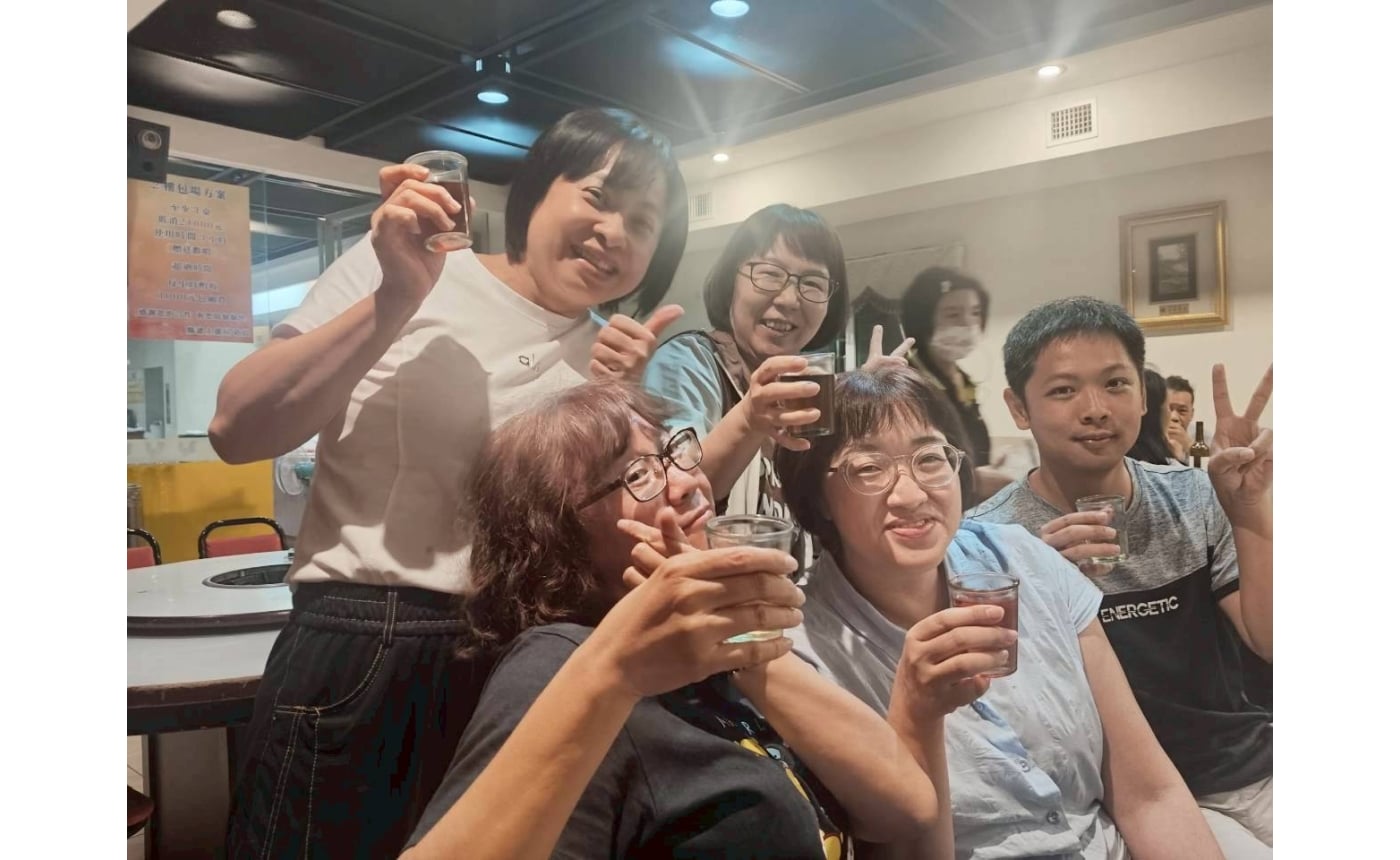 大家的歡笑聲充滿了整個包廂