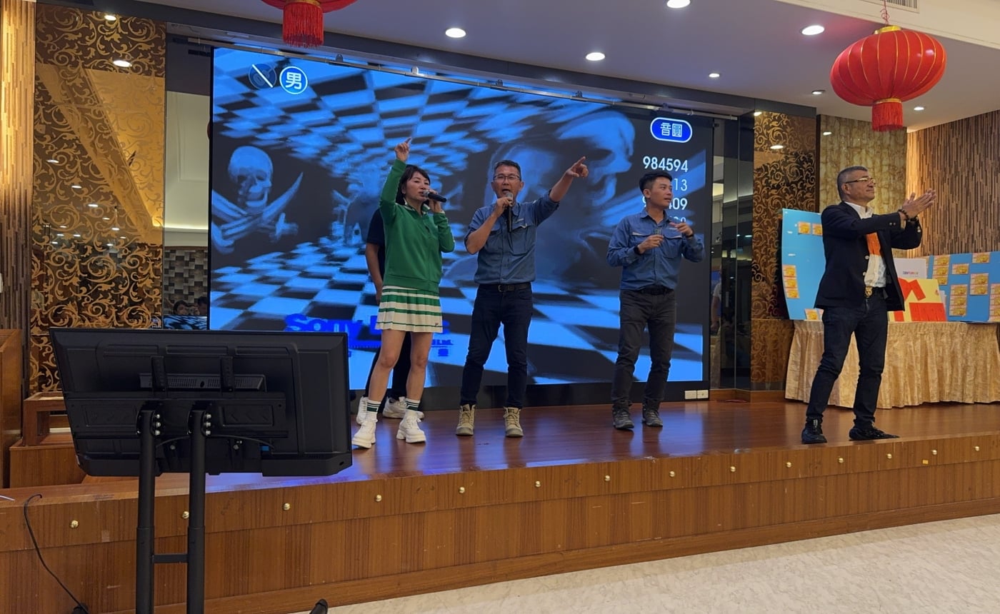 同台飆唱了~