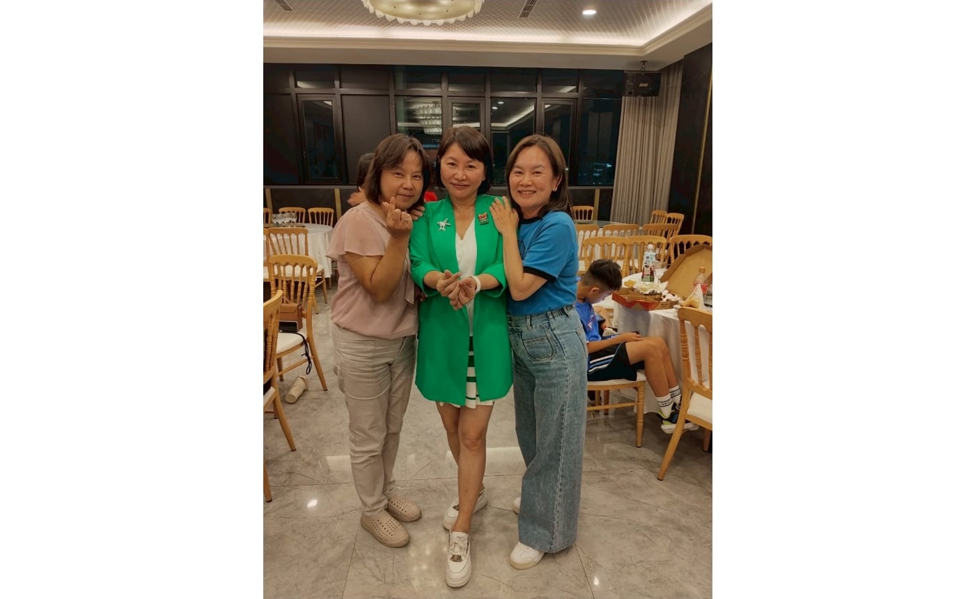 兩位美麗壽星和董娘合照