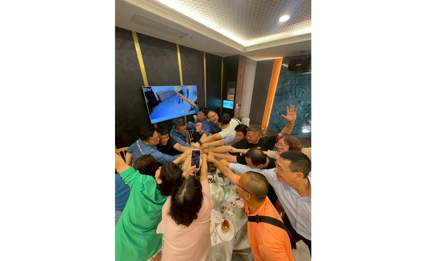 敬我們超棒的團隊一杯，大家工作辛苦了！